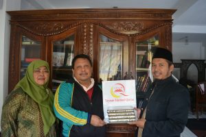 Serah Terima Mushaf Al Qur'an Ponpes Az-Zain Sukabumi